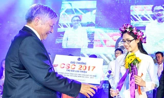 Ông Đào Ngọc Thanh - Chủ tịch Quỹ CSC - Chủ tịch HĐTV Cotana Group trao phần thưởng cho người chiến thắng Vũ Thị Hồng Nhung.