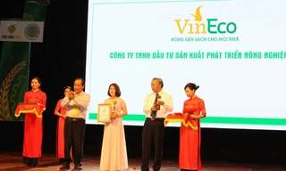 Đại diện VinEco nhận chứng nhận “Thương hiệu Vàng nông nghiệp Việt Nam”.