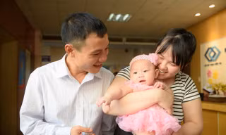 Một cặp vợ chồng thụ tinh ống nghiệm thành công tại BV Bưu Điện nhờ đông lạnh trứng. Ảnh: HQ.
