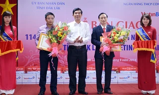 Chủ tịch HĐQT VietinBank Nguyễn Văn Thắng và Giám đốc VietinBank Chi nhánh Đắc Lắk nhận bằng khen của tỉnh Đắc Lắk 
