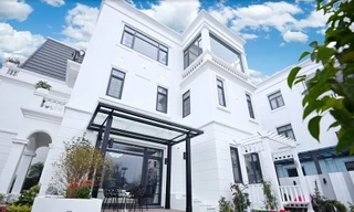 Gia đình anh Mạnh Hùng đã kịp đón tin “song hỉ lâm môn” với Tết mới và nhà mới tại căn biệt thự lịch lãm thuộc tiểu khu The Paris, Vinhomes Imperia