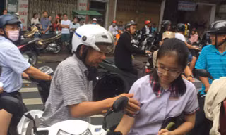 Thi vào lớp 10 là cuộc đua cực kỳ căng thẳng của học sinh ở TPHCM (Trong ảnh: Học sinh tham dự kỳ tuyển sinh vào lớp 10 năm 2018)