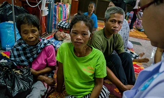 Vợ chồng anh La và chị Aun (đầu tiên và thứ hai từ phải sang) tại trại tạm trú ở thị trấn Attapeu. Ảnh: Thành Nguyễn