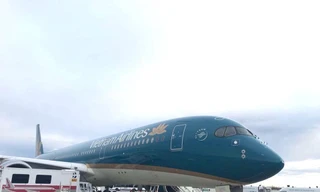 Máy bay Vietnam Airlines hạ cánh khẩn tại Romania cấp cứu hành khách 