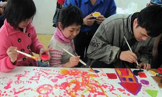 Những bức vẽ của các em nhỏ tự kỷ được scan, số hoá, thiết kế lại bởi đội ngũ designer của Tòhe và dùng làm họa tiết trang trí in trên các sản phẩm thời trang, lifestyle như: túi, ví, phụ kiện du lịch, phụ kiện công nghệ, đồ trang trí gia đình, đồ chơi tr