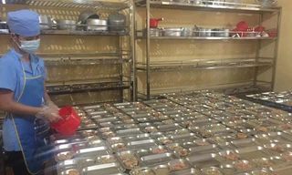 Chia suất ăn bữa trưa tại trường tiểu học Đức Giang, Hoài Đức. Ảnh: Ánh Đinh 