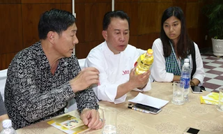 Martin Yan nghiên cứu về tính năng đặc biệt của Ranee để biến tấu các món ăn thật độc đáo