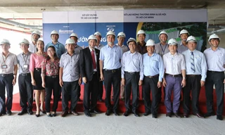 Đại diện các Sở ban ngành TPHCM và lãnh đạo công ty Sacomreal tại buổi hưởng ứng tháng lao động 