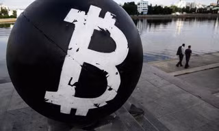 Biểu tượng Bitcoin trên một quả cầu bằng đá sơn đen đặt trên một quảng trường ở thành phố Yekaterinburg, Nga - Ảnh: TASS/CNBC.