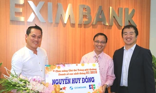 Đại diện Eximbank, ông Nguyễn Hồ Hoàng Vũ – Phó Tổng Giám đốc Eximbank (thứ 2 bên phải) đại diện trao quà và hoa lưu niệm cho khách hàng Nguyễn Huy Đông.
