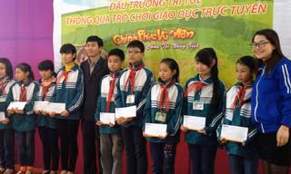 Ông Phạm Ngọc Thập – GĐ Đối ngoại công ty Egame trao giải thưởng cho học sinh đạt giải cuộc thi “Đấu trường trí tuệ” tại Yên Bái