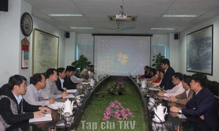 Đồng chí Trương Ngọc Linh, Phó Giám đốc Công ty CP than Hà Lầm báo cáo về tình hình SXKD của Công ty