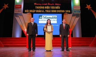 Bài Bùi Kim Quy - Giám đốc phụ trách Khối nghiệp vụ Manulife Việt Nam nhận giải thưởng “Top 10 thương hiệu tiêu biểu hội nhập châu Á – Thái Bình Dương. Ảnh: N.T