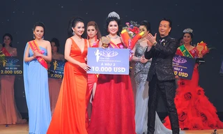 Á hậu Nguyễn Thị Hòa trong phút đăng quang và chụp ảnh cùng Á khôi Bảo Châu