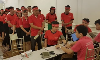 Cán bộ của Dai-ichi Life Việt Nam hiến m áu. Ảnh PV