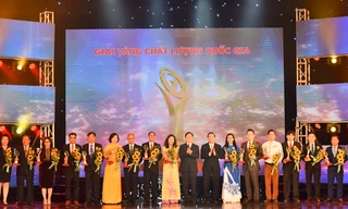 Bộ Trưởng Bộ Khoa học và Công nghệ trao Giải thưởng Chất lượng Vàng Quốc gia cho Tân Á Đại Thành 