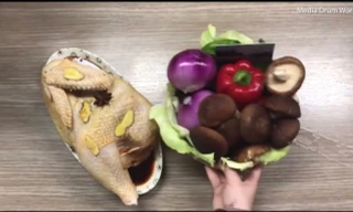 ‘Chị đại công sở’ nướng gà trong chậu cây thơm lừng cả văn phòng