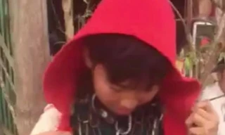 Xôn xao clip bé trai bị xích cổ vì trộm tiền vàng bán chơi game