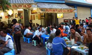 Bia Hà Nội đã trở thành một phần không thể thiếu trong các cuộc vui của người dân thủ đô