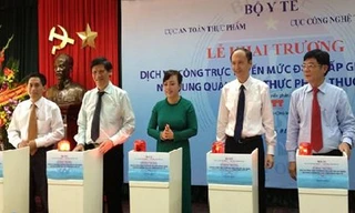 Bộ trưởng Bộ Y tế Nguyễn Thị Kim Tiến bấm nút khai trương dịch vụ công trực tuyến mức độ 4 Cấp giấy xác nhận nội dung quảng cáo thực phẩm ngày 01/8/2014. Nguồn ảnh: internet