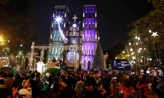 Đêm Giáng sinh, nhiều con đường quanh các nhà thờ hay trên phố đi bộ Hồ Gươm (Hà Nội) chật kín người đêm Noel từ chập tối, mọi ngả đường đến Nhà thờ Lớn đều tắc nghẽn