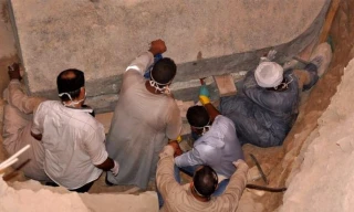 Chiếc quan tài được khai quật từ đầu tháng 7. (Ảnh: EPA)