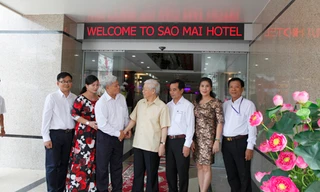 Tổng Bí thư Nguyễn Phú Trọng với đại diện lãnh đạo Sao Mai Hotel