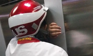 Băn khoăn hình ảnh cô học trò ngủ gục trong thang máy