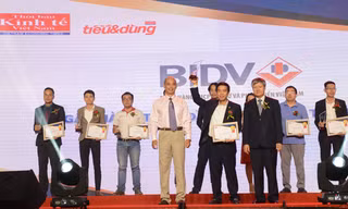 Đại diện BIDV nhận giải thưởng