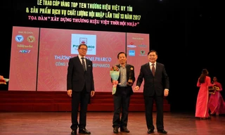 Ông Mai Quốc Thái – GĐ Marketing đại diện Pymepharco nhận Cúp vàng “Top 10 Thương hiệu Việt uy tín” – Lần thứ 13 năm 2017