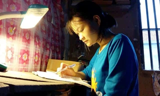 Theo giấy hẹn, ngày 18/8 này Thúy sẽ phải vào Trường Đại học Y Khoa Vinh làm thủ tục nhập học, nhưng chị Thu (mẹ của Thúy) không một xu dính túi.