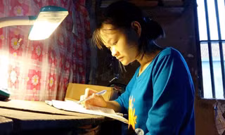 Theo giấy hẹn, ngày 18/8 này Thúy sẽ phải vào Trường Đại học Y Khoa Vinh làm thủ tục nhập học, nhưng chị Thu (mẹ của Thúy) không một xu dính túi.