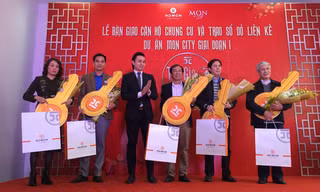 Ông Nguyễn Anh Tuấn, Phó Chủ tịch Hội đồng Quản trị HD Mon Holdings tại lễ bàn giao căn hộ và trao sổ đỏ cho cư dân