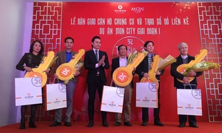 Ông Nguyễn Anh Tuấn, Phó Chủ tịch Hội đồng Quản trị HD Mon Holdings tại lễ bàn giao căn hộ và trao sổ đỏ cho cư dân