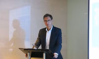 Thu hút và giữ chân nhân sự cấp cao từng làm ở các công ty phương tây