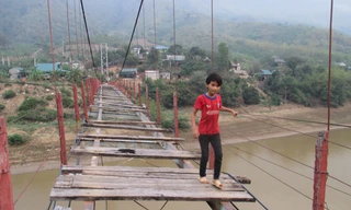 Học sinh vẫn qua lại trên cầu treo bản Lát dù cầu đã hư hỏng nghiêm trọng