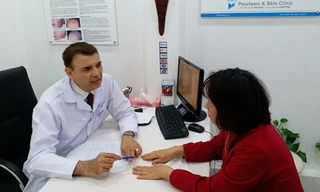 Giáo sư Tiến sĩ Michael Tirant đang tư vấn miễn phí