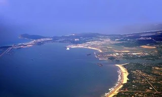 Vịnh Dung Quất - nơi tàu cổ đắm được phát hiện (đánh dấu x) - Ảnh: Nguoilambao.vn