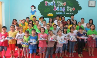 Các tình nguyện viên iStar tặng quà cho các bé tại Nhà nuôi dưỡng trẻ HN Đống Đa