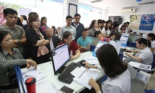 Người dân đổ xô đi cập nhật thông tin cho thuê bao điện thoại