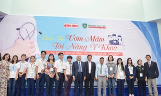 Thí sinh đoạt giải vòng bán kết và Ban tổ chức chụp hình lưu niệm