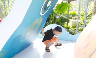 Các bé hồn nhiên chơi đùa cùng các quân domino khổng lồ, không hề biết đó là những biến chứng nguy hiểm mình có thể gặp khi mắc thủy đậu