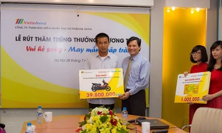 Ông Dương Quang Khánh - Phó Tổng Giám đốc VietinAviva trao giải nhất cho ông Nguyễn Văn Cường 