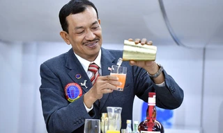 Ông Võ Tấn Sĩ, Chủ tịch Hội Bartender Sài Gòn, hội viên Hiệp hội Bartender Thế Giới pha cocktail trên chuyến bay của Vietnam Airlines.