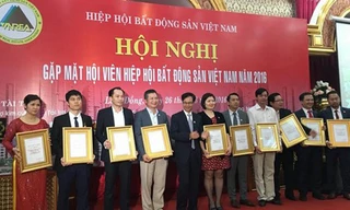 Ông Nguyễn Mạnh Hà - Chủ tịch Hội Môi giới BĐS Việt Nam (Nguyên Cục trưởng Cục Quản lý Nhà và Thị trường BĐS, Bộ Xây dựng) trao bằng khen cho STDA và các doanh nghiệp .