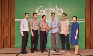 Đại diện Sở GTVT Quảng Ninh và ông ông Jerry Lim, Giám đốc Grab Việt Nam tại lễ ra mắt dịch vụ GrabCar và GrabTaxi tại tỉnh Quảng Ninh