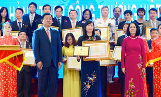 Bà Lê Như Hoa đón nhận Bằng khen của Thủ tướng Chính phủ và Giải thưởng “Doanh nghiệp vì Người lao động” năm 2016