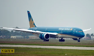 Hình ảnh đầu tiên về chiếc máy bay Boeing 787 thứ 10 của Vietnam Airlines vừa hạ cánh tại Nội Bài