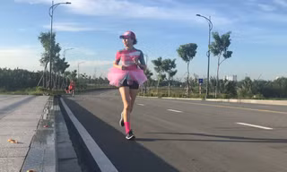 Tăng Nguyệt Minh trong một cuộc thi chạy bộ tại TP.HCM. Ảnh: NVCC