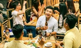 Rồi thằng Bé cứ liên tục từ nhạc Vàng đến cải lương, hát liên khúc đến khản giọng thì thôi. Dĩ nhiên không thể thiếu mấy câu vọng cổ.